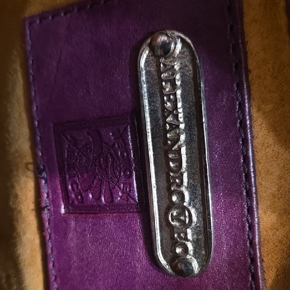 Alexandro Yeo Elegant Burgundy Embossed Tote Bag - Picture 2 of 13